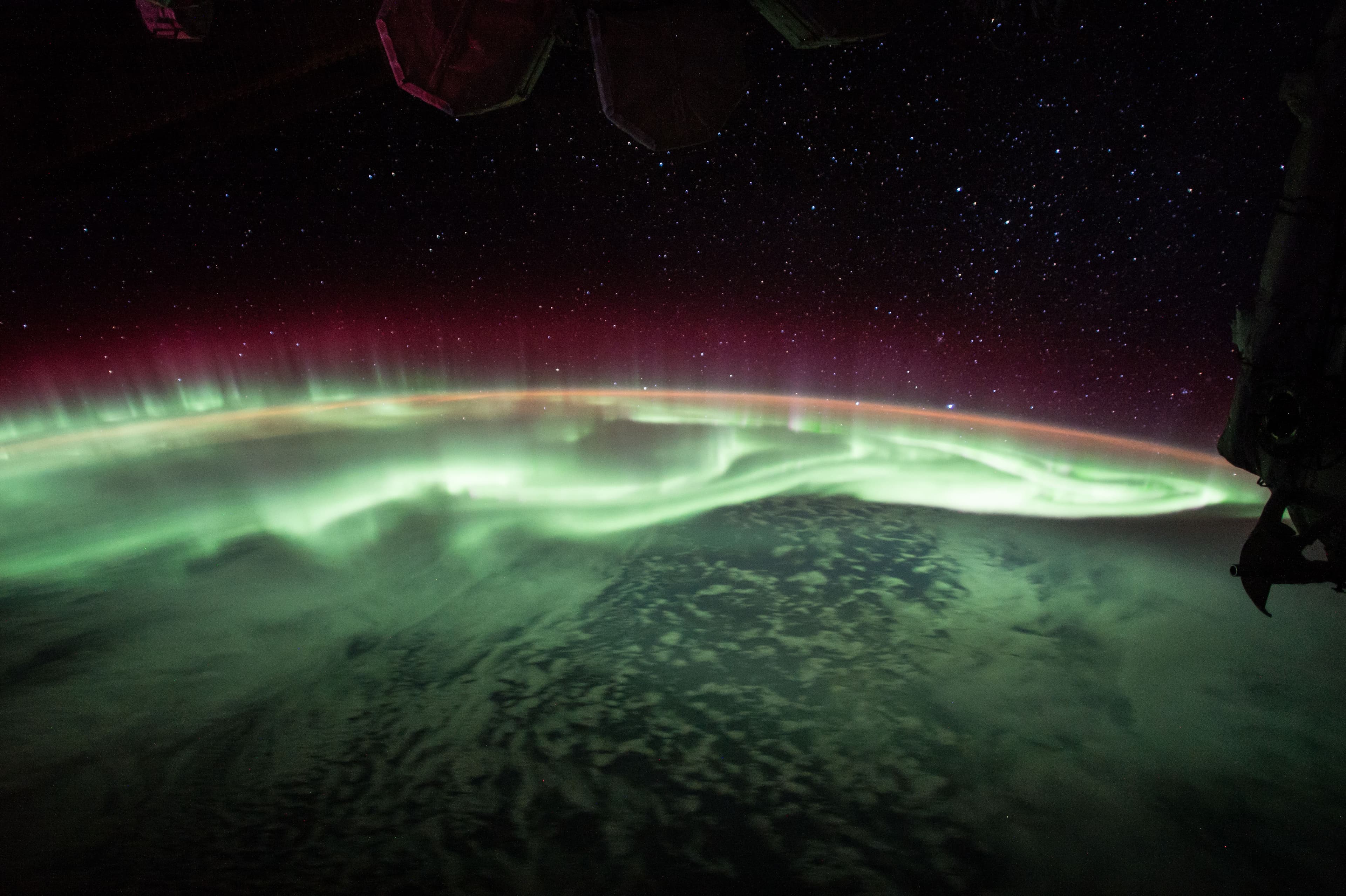 NASA obrázek dne: Aurora zkrápí oblohu