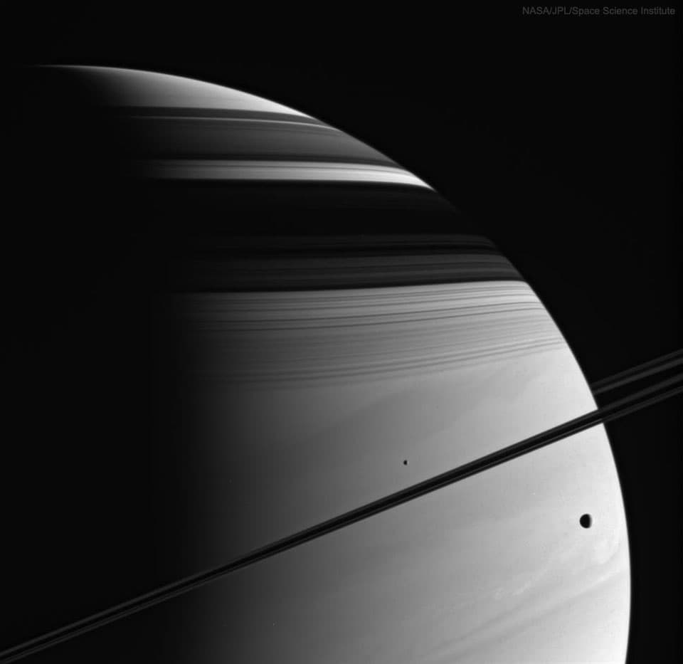 Měsíce, prstence, stíny, mraky: Saturn (Cassini)