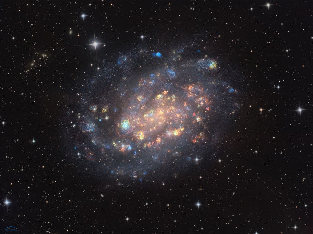 NGC 300: Kosmický drahokam s hvězdami a plynovými mraky