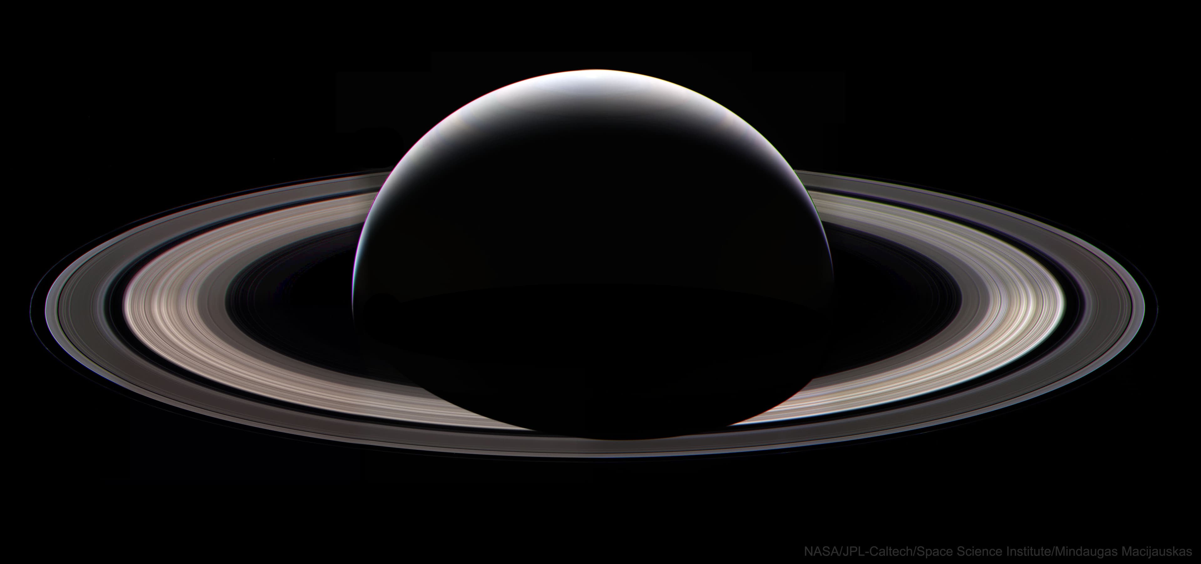 NASA obrázek dne: Saturn v noci