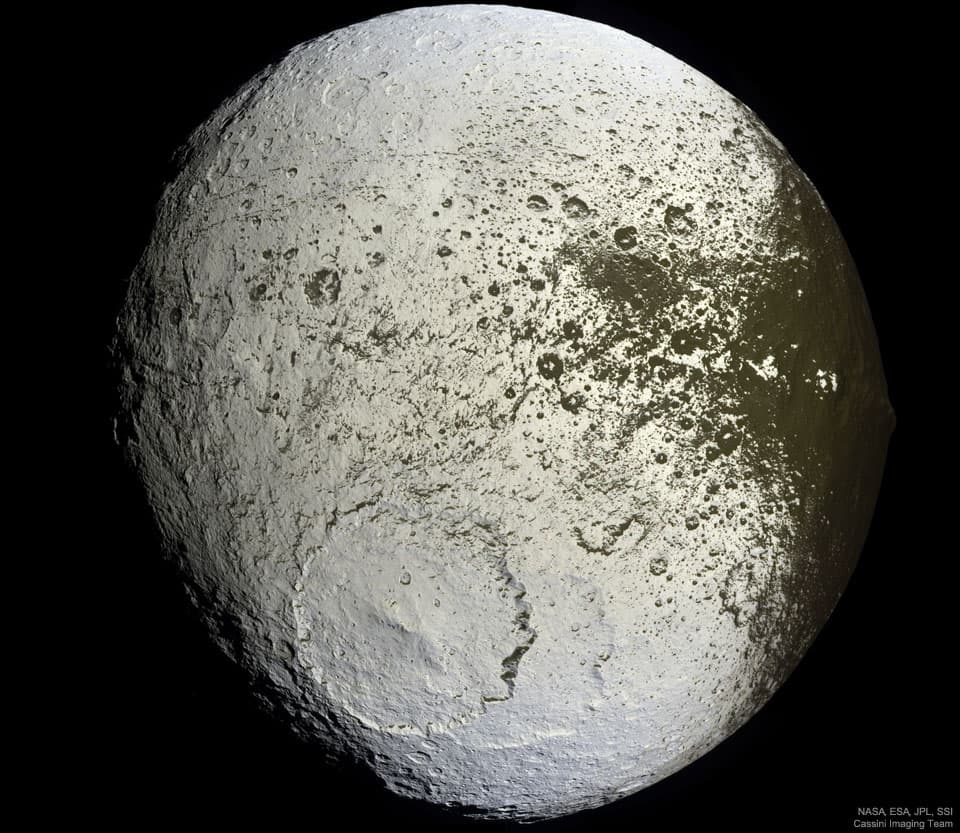 Iapetus u Saturnu: Malovaný měsíc