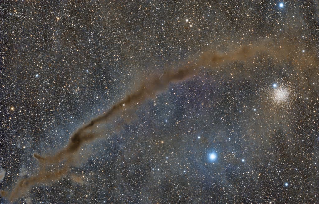 NASA obrázek dne: NGC 4372 a temná skvrna